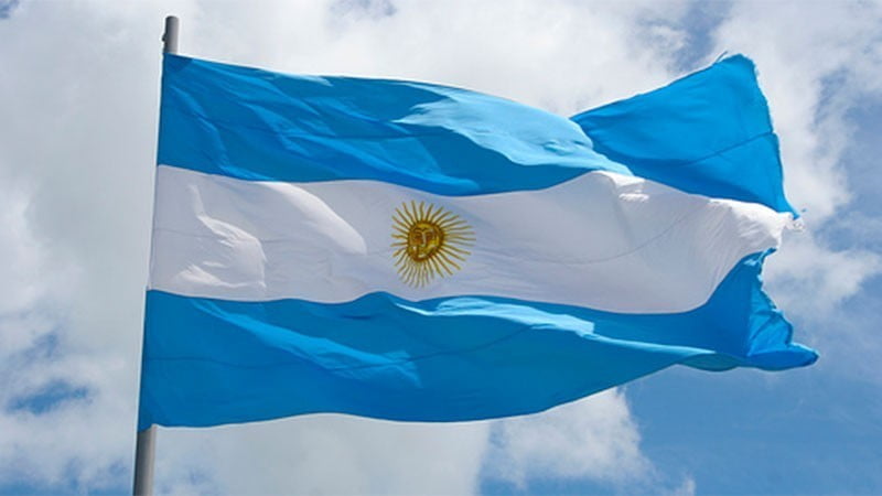 Bandera argentina en mastil